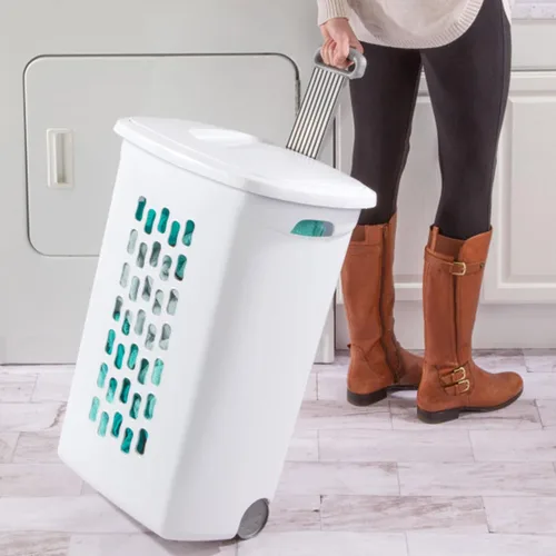 Vista 7 de Sterilite Paquete de 3 Cestas de Ropa Ultra con Ruedas, Cesta de Lavandería con Tapa Abatible y Mango Retráctil - Carrito de Almacenamiento de Ropa