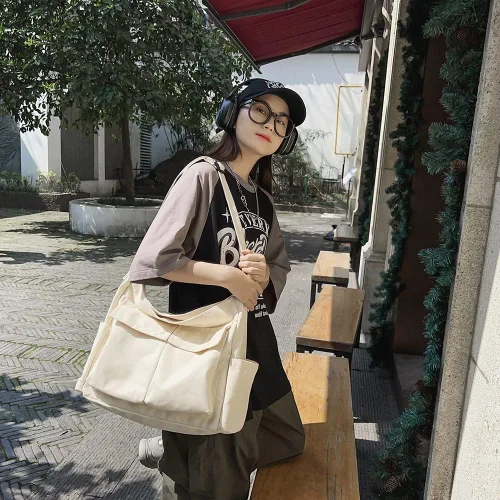 Vista 7 de Bolso bandolera de lona con alfileres y colgante para mujeres y niñas, bolso escolar estético casual