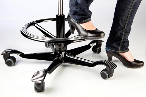 Vista 8 de HAG Capisco Sit to Stand - Silla de pie con marco negro, tapizada de ónix negro con anillo para el pie Negro Onyx
