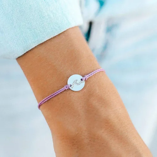 Vista 2 de Pura Vida Pulsera de plata u oro rosa con forma de moneda, 100% impermeable, banda ajustable, encanto