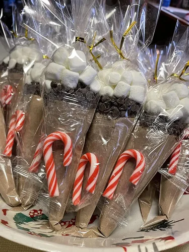 Vista 7 de COOLAKE Bolsas de golosinas en forma de cono, 100 unidades de 7 x 14.5 pulgadas, bolsa de celofán, bolsa de palomitas de maíz con lazos giratorios