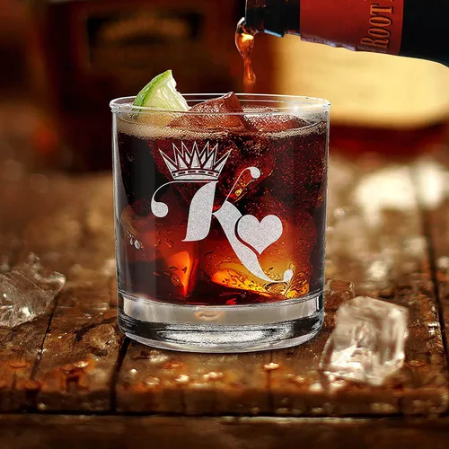 Vista 4 de shop4ever® King & Queen of Hearts - Juego de regalo para parejas, vaso de whisky grabado y copa de vino sin tallo, set de regalo para él y ella
