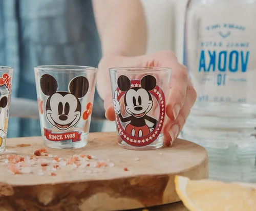 Vista 5 de Disney - Juego de 6 vasos de chupito de whisky vintage de Mickey Mouse de 2 onzas, para el hogar