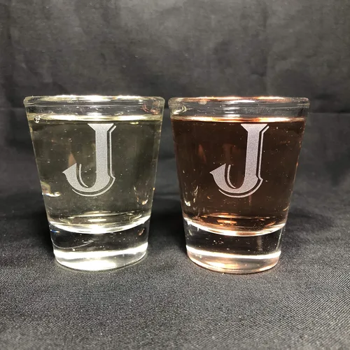 Vista 25 de Juego de 2 vasos de chupito con letras de monograma de 1.5 oz (B)