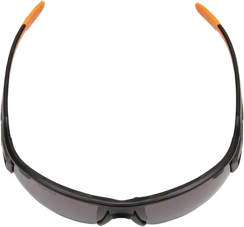 Vista 10 de KLEIN TOOLS 60162 Gafas de seguridad, gafas protectoras profesionales de EPP con semicarco, resistentes a los arañazos y antiniebla, lentes grises