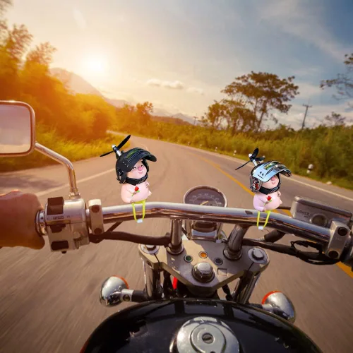 Vista 4 de ikasus Lindas figuras de muñeca de cerdo con casco, adorno de cerdito de la suerte, colgante para bicicleta, motocicleta, coche eléctrico, tablero