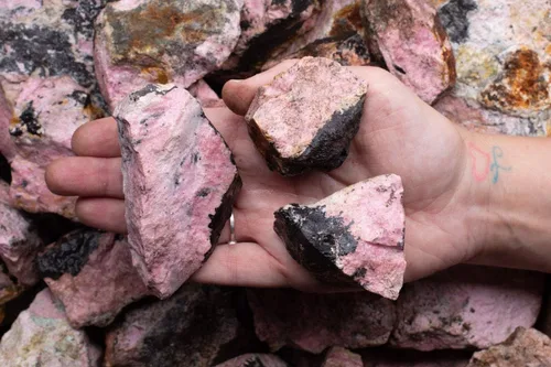 Vista 6 de Fantasia Materiales: 2 libras de piedras naturales de rodonita de Perú