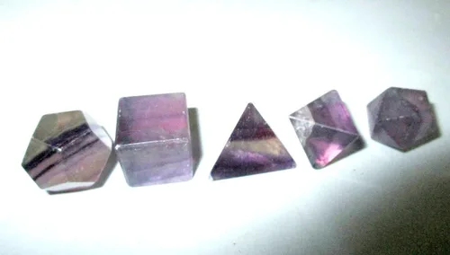 Vista 4 de Juegos de geometría sagrada de flurita púrpura azabache, folleto gratuito Jet International Crystal Therapy 5 piedras platónico sólido sólido grado
