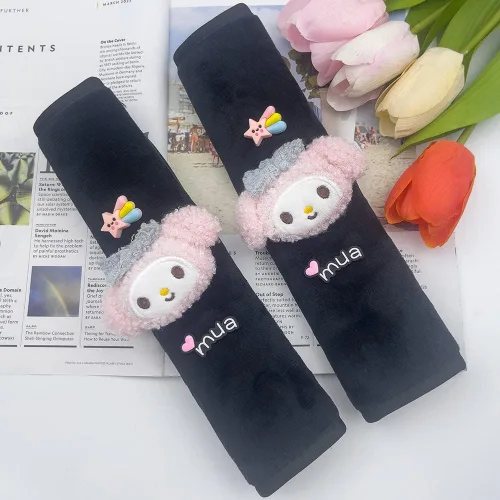 Vista 4 de Funda Kawaii para cinturón de seguridad de automóvil, lindo juego de 2 piezas de correa de asiento de anime, protector de cuello, decoración
