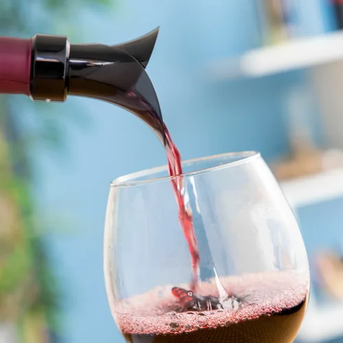 Vista 4 de Tapón Dispensador Aireador de Vino 2 en 1 Wintopp InnovaGoods