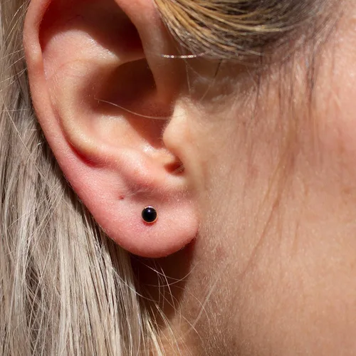 Vista 4 de Juego de aretes pequeños de oro con bisel, bola para cartílago, tragus, hélice, múltiples joyas hipoalergénicas de piedra natal para mujer