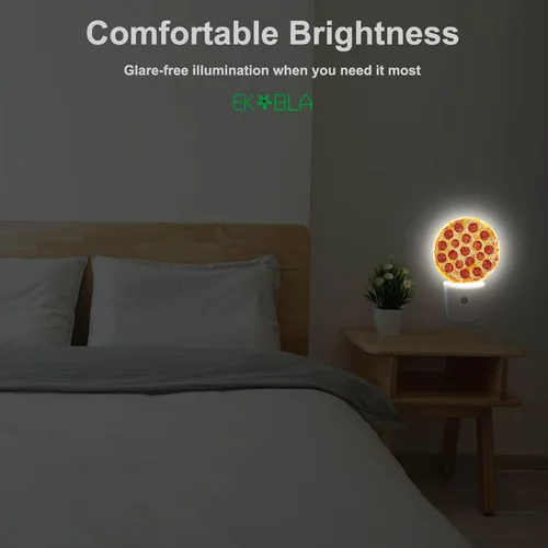 Vista 4 de EKOBLA Luz nocturna enchufable para pizza, patrón de comida de queso y salchichas, luz nocturna LED con sensor automático para habitación