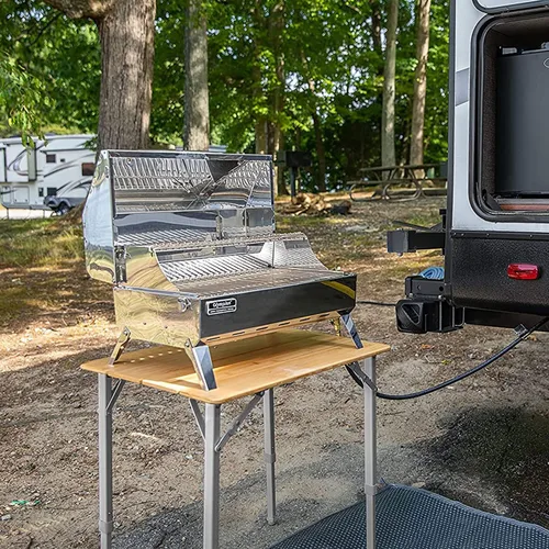 Vista 8 de Camco Mesa de camping plegable de bambú con patas de aluminio, parte superior de bambú natural mide 25 ½ x 19 ¾ pulgadas y soporta hasta 85 libras