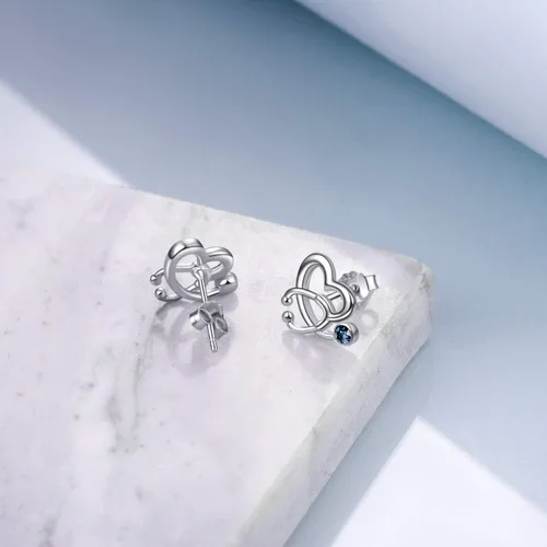 Vista 4 de AOBOCO - Aretes tipo dormilona de plata esterlina con forma de estetoscopio y piedras natales de imitación, joyería fina para regalo enfermero