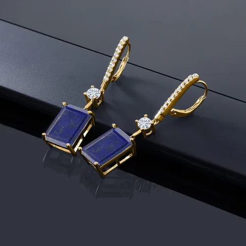 Vista 4 de Aretes colgantes de plata chapados en oro amarillo de 18 quilates de corte esmeralda azul lapislázuli y piedra gema moissanita creada por el rey