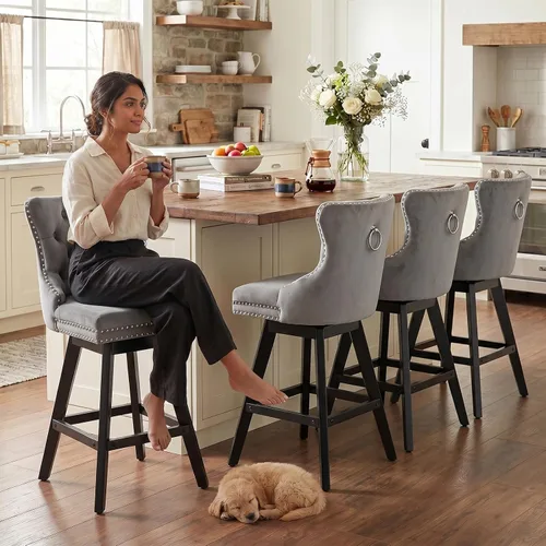 Vista 277 de SoarFlash Juego de 2 taburetes de bar tapizados de terciopelo moderno con patas de madera, botones acolchados, cabeza de clavo cromada, asiento