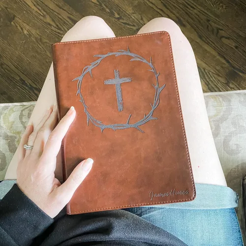Vista 2 de Biblia amplia grabada a mano con letras y láser ESV, regalo personalizado, grabado de nombre personalizado disponible