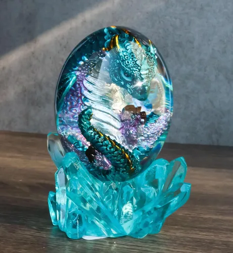 Vista 5 de Ebros Gift Fantasy Land of the Dragons - Pequeño dragón fósil cría durmiendo en cristal acrílico huevo con luz nocturna LED colorida, base de roca