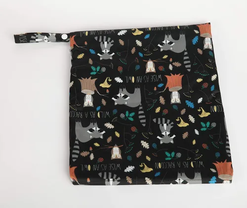 Vista 4 de Wet Bag - Bolsa de pañales de tela para bebé, reutilizable, lavable, con dos bolsillos con cremallera (mapache animal)