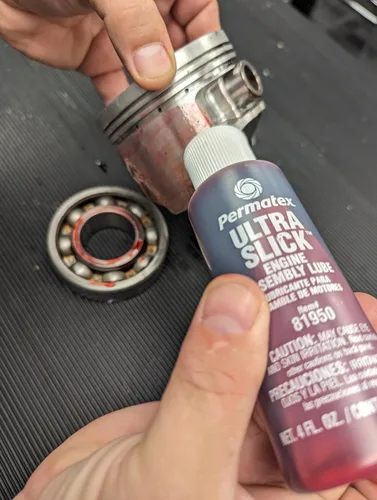 Vista 6 de Permatex 81950 Ultra Slick - Lubricante de montaje de motor, 4 onzas, rojo