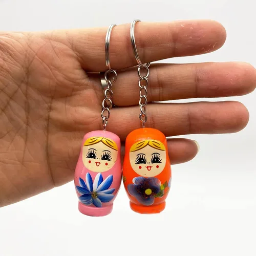 Vista 2 de Llaveros pequeños Matryoshka, juego de 3 muñecas rusas de madera, regalos decorativos, color al azar