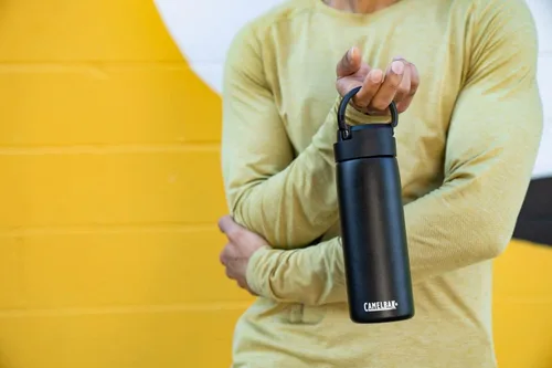 Vista 5 de CamelBak Fit Cap - Botella de agua aislada al vacío de acero inoxidable, 32 onzas, color negro Wild Strawberry