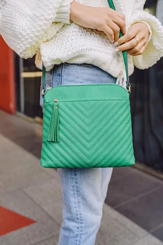 Vista 7 de Bandolera o bolsa mediana con patrón triangular, de estilo cruzado, acolchada y con borla
