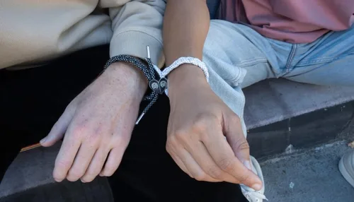 Vista 3 de Rastaclat Pulseras trenzadas de amor y parejas para mujeres y hombres – Colección I Love U Pulseras apilables ajustables trenzadas a mano Gran