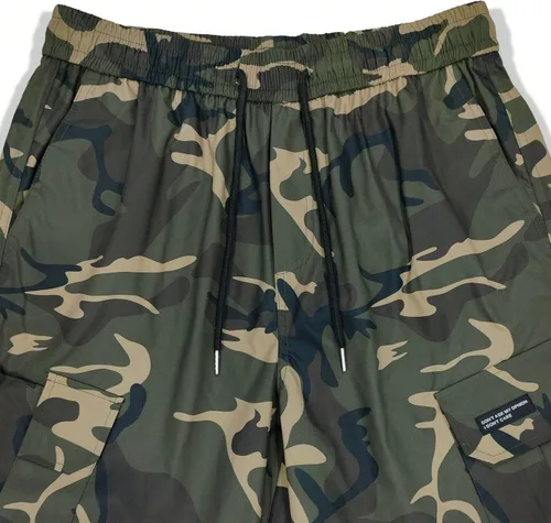 Vista 5 de OYOANGLE Pantalones cargo con estampado de camuflaje y cordón en la cintura con bolsillo y solapa para hombre