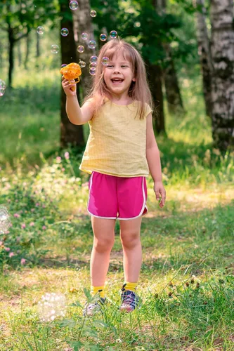 Vista 6 de Resinta Paquete de 4 pantalones cortos activos para niñas y niños pequeños, de secado rápido, pantalones cortos deportivos para correr, pantalones