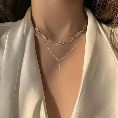Vista 2 de Collares de cruz de oro pequeños y delicados de 14 quilates para mujer, elegantes diseños pequeños y laterales en oro