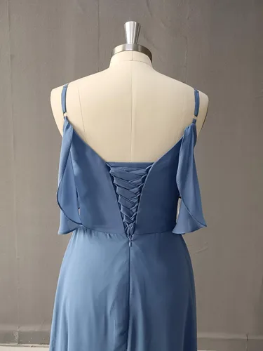Vista 5 de Vestidos de dama de honor de gasa con tirantes delgados, con abertura, acampanado, manga fluida, cintura cruzada, plisado, vestido largo
