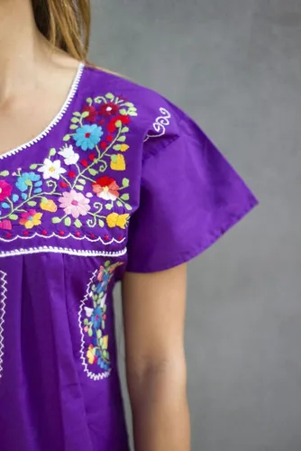 Vista 2 de Vestido bordado de Liliana Cruz estilo campesina mexicana