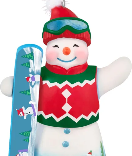 Vista 5 de Hallmark Keepsake Adorno de Navidad 2025, Snowtop Lodge Ollie U. Halfpipe, porcelana, muñeco de nieve, regalos para coleccionistas