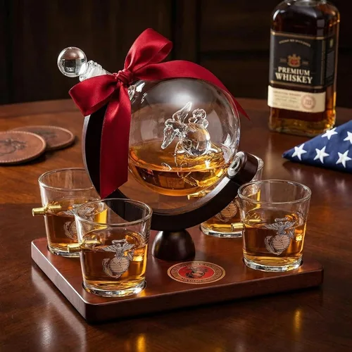 Vista 6 de U.S. Marine Globe - Juego de decantador de whisky con 4 vasos de licor, juego de regalo USMC con base de madera de caoba y emblema, regalos USMC