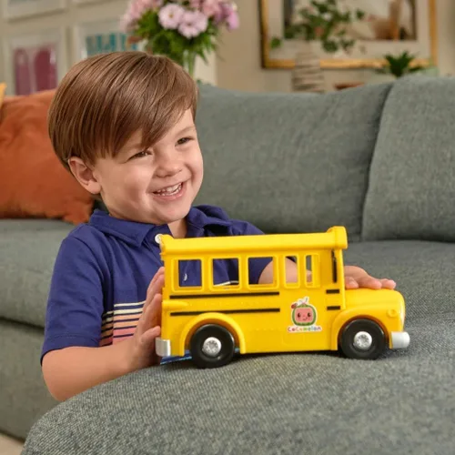Vista 7 de CoComelon Autobús escolar amarillo musical oficial, reproduce clips de "Wheels on The Bus", con figura JJ extraíble, juguetes de personajes