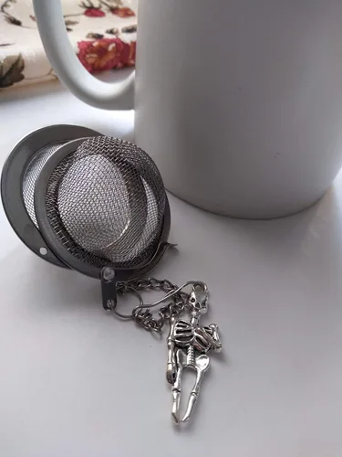 Vista 4 de Infusor de té esqueleto para preparar té de hojas secas