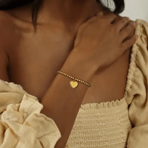Vista 2 de Pulseras con iniciales de corazón de cuentas doradas para mujer, pulsera de bolas chapadas en oro de 14 quilates, dije de corazón hecho a mano