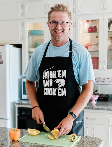 Vista 3 de ApronMen Cooking & Grilling Apron - Great Grilling Gifts for Dad - Adjustable One Size Fits All - Chef Kitchen Aprons for Men