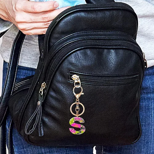 Vista 6 de Llavero con letra inicial de mariposa, flor rosa, regalos de cumpleaños para mujeres y niñas, mochila, cartera, llave de coche, lindo llavero