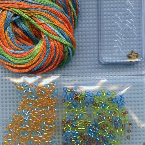 Vista 2 de Fancy Fish - Kit de adorno de punto de cruz con cuentas de Mill Hill 2016 Ramo de primavera MH181613