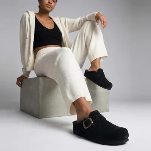 Vista 2 de CUSHIONAIRE Haven - Zuecos de cuero genuino para mujer, zapatos sin cordones con forro de piel sintética con plantilla de corcho y hebilla ajustable