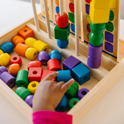 Vista 8 de Conjunto de secuencia de cuentas Melissa & Doug