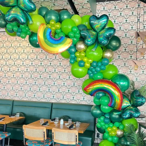 Vista 5 de Kit de guirnalda de arco de globos del día de San Patricio, globos verdes, trébol de la suerte, globos de papel de aluminio arcoíris para decoración