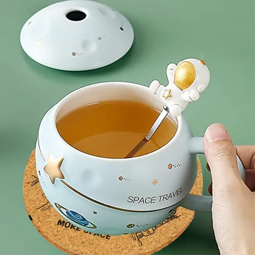 Vista 2 de Yalucky Taza Kawaii de Astronauta Copa Espacial con Planeta en Relieve, Linda Taza de Café de Cerámica, Taza Novedosa con Tapa y Cuchara para Café
