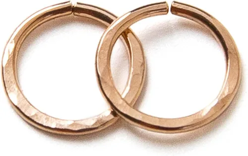 Vista 9 de Pequeños aros chapados en oro rosa martillado, mini aretes de aro, aretes de aro Huggie