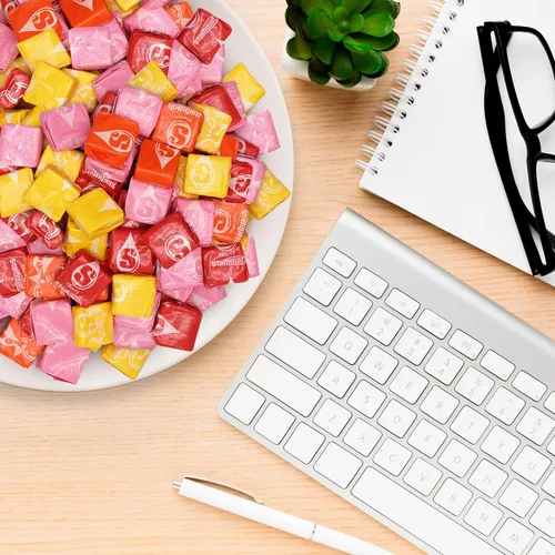 Vista 6 de Caramelos masticables de frutas a granel Starbrst de 2 libras, envueltos individualmente, dulces suaves y masticables con sabor a fruta