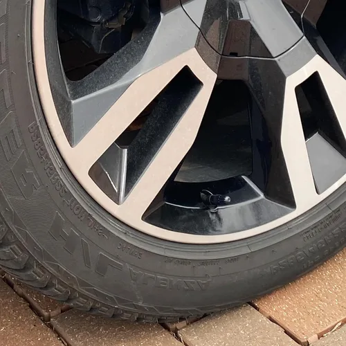 Vista 5 de Dsycar Paquete de 30 tapas de válvula de vástago de neumático TPMS, tapas de vástago de válvula de neumático de plástico negro de largo con junta