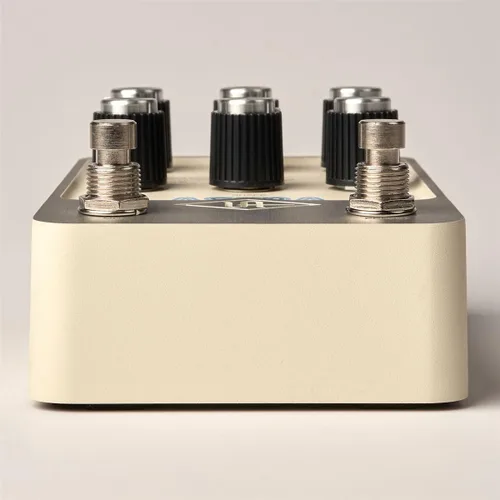 Vista 3 de Universal Audio Pedal de modulación UAFX Astra