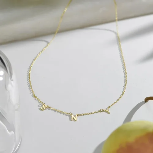 Vista 3 de Oak&Luna - Collar personalizado con inicial INEZ con hasta 8 iniciales, con o sin diamante, plata, chapado en oro, chapado en oro rosa, vermeil, oro